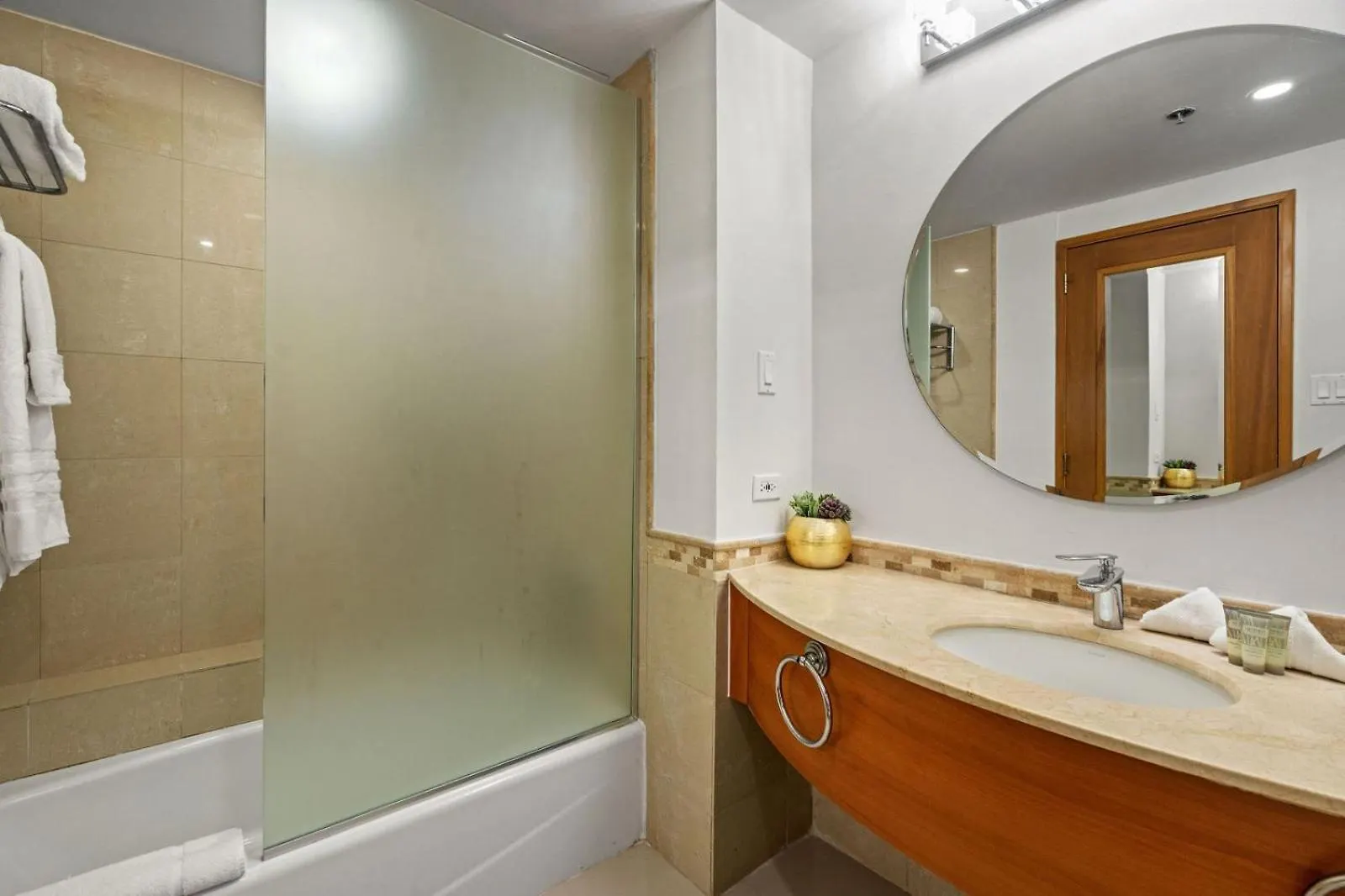 Апартаменты The Sunrise Studio With Ocean View L 2 Queen Beds Сан-Хуан